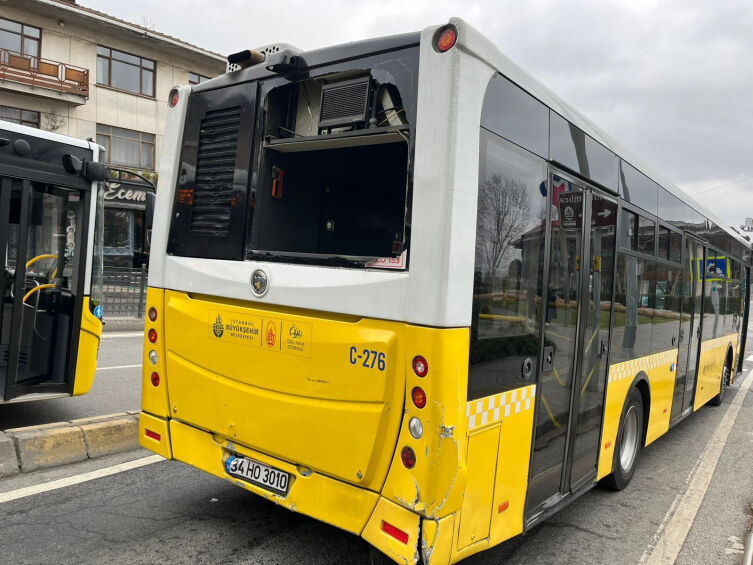 Üsküdar'da Iki İett Otobüsü Çarpıştı1
