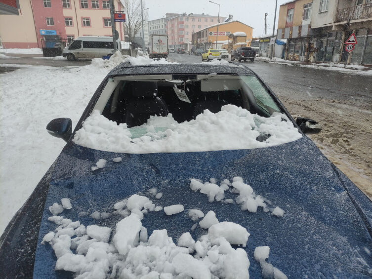 Üzerine Kar Kütlesi Düşen Araç Pert Oldu1