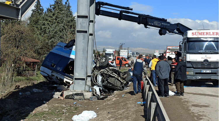 Ankara'da Halk Otobüsü Üst Geçide Çarptı1