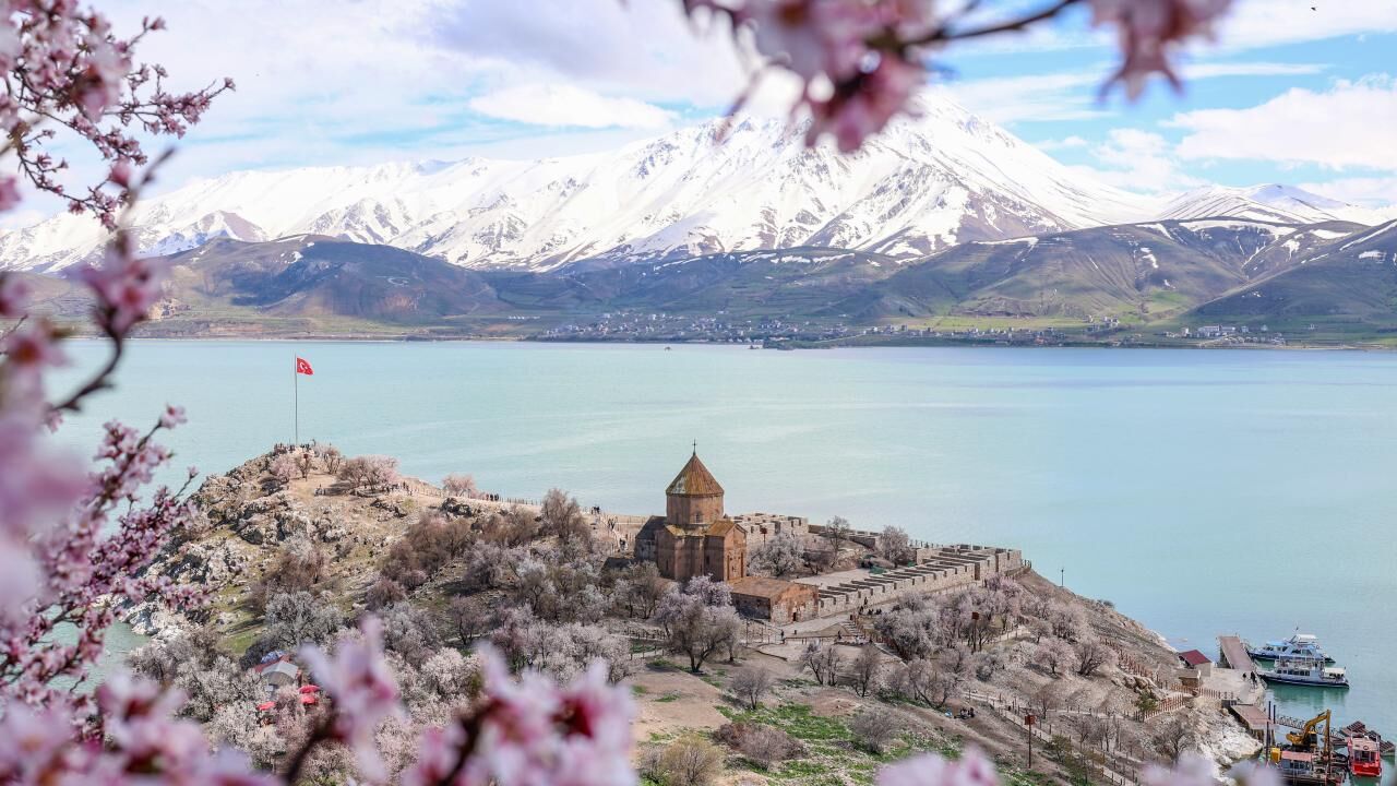 Badem çiçekleri Akdamar Adası’nı süsledi