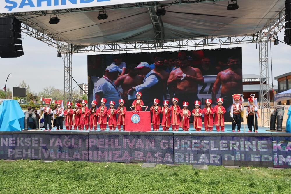 Chp'lilerin Sırt Döndüğü Çocuklar Er Meydanına Çıktı2