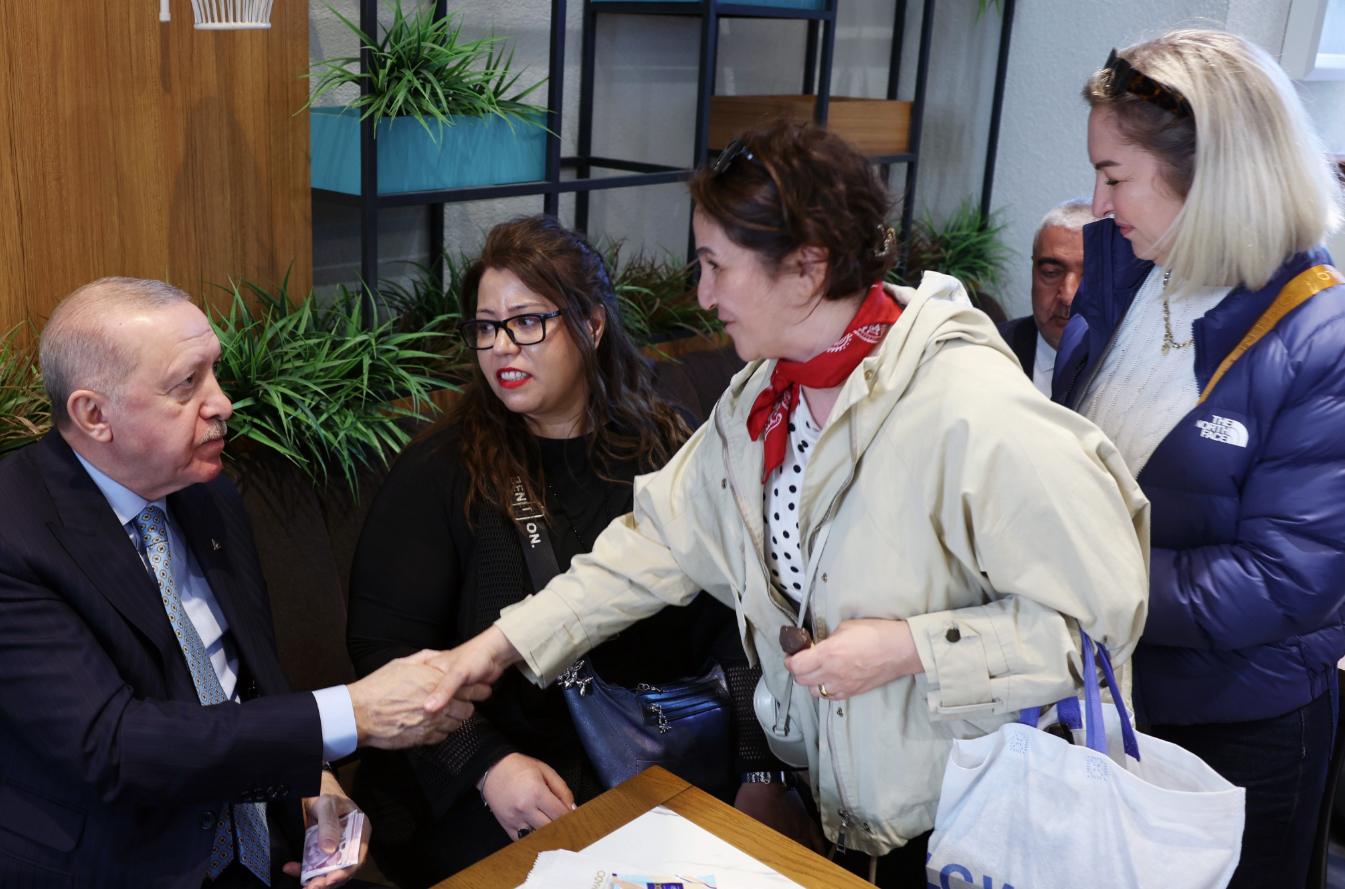 Cumhurbaşkanı Erdoğan, Kafede Vatandaşlarla Sohbet Etti