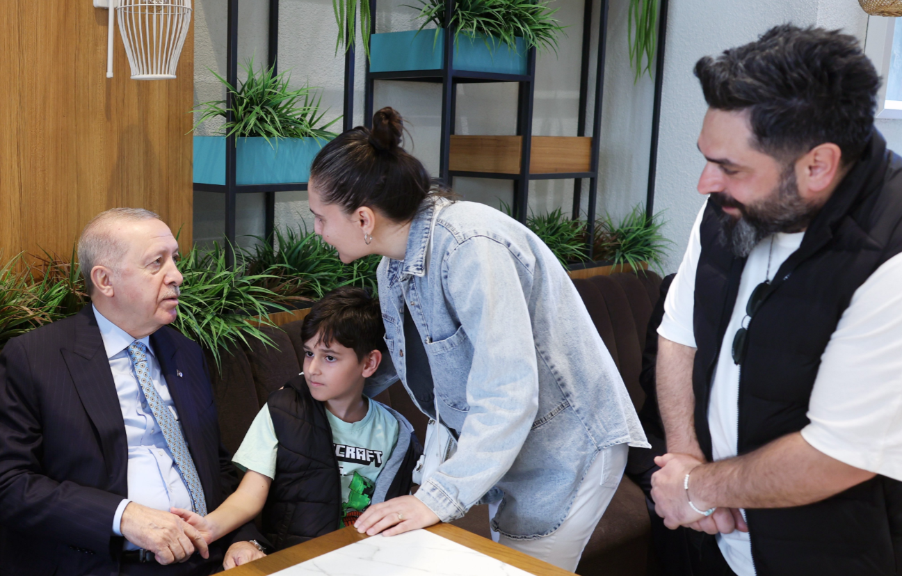 Cumhurbaşkanı Erdoğan, Kafede Vatandaşlarla Sohbet Etti1