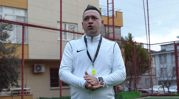 Devlet Memurluğunu Bırakıp Kendi Futbol Kulübünü Kurdu 1