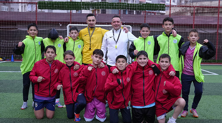 Devlet Memurluğunu Bırakıp Kendi Futbol Kulübünü Kurdu