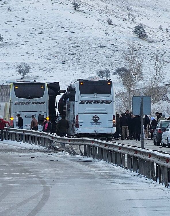 Erzurum'da 2 Yolcu Otobüsü Ile 2 Tır Kazaya Karıştı1