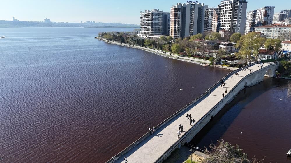 Küçükçekmece Gölü’nün Denizle Buluştuğu Alan Kırmızıya Döndü1