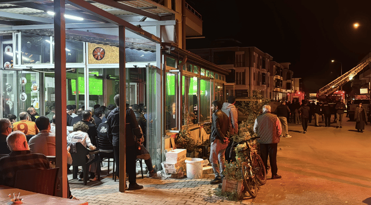 Mahallede Araçlar Yanarken Onlar Derbiyi Izledi3