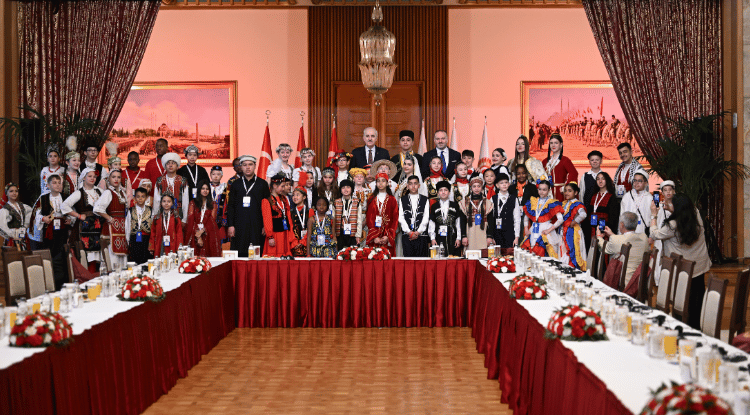 Numan Kurtulmuş, Meclis'te Dünya Çocuklarını Kabul Etti