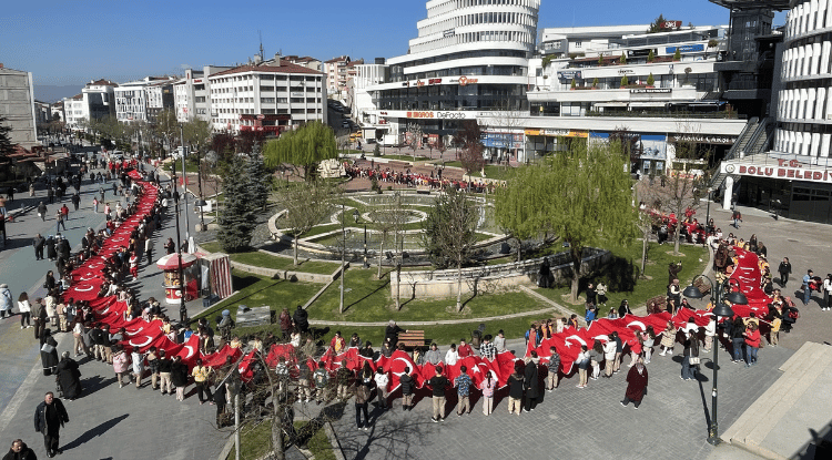 Öğrenciler Dev Türk Bayrağıyla Yürüyüş Yaptı1