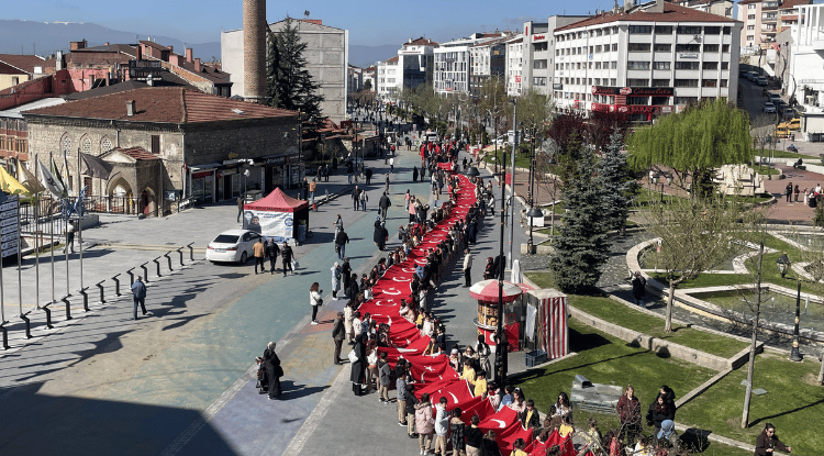 Öğrenciler Dev Türk Bayrağıyla Yürüyüş Yaptı2