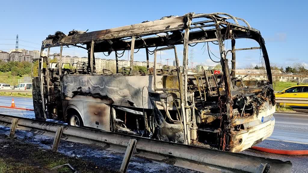 Seyir Halindeyken Yanan Midibüs Demir Yığınına Döndü1