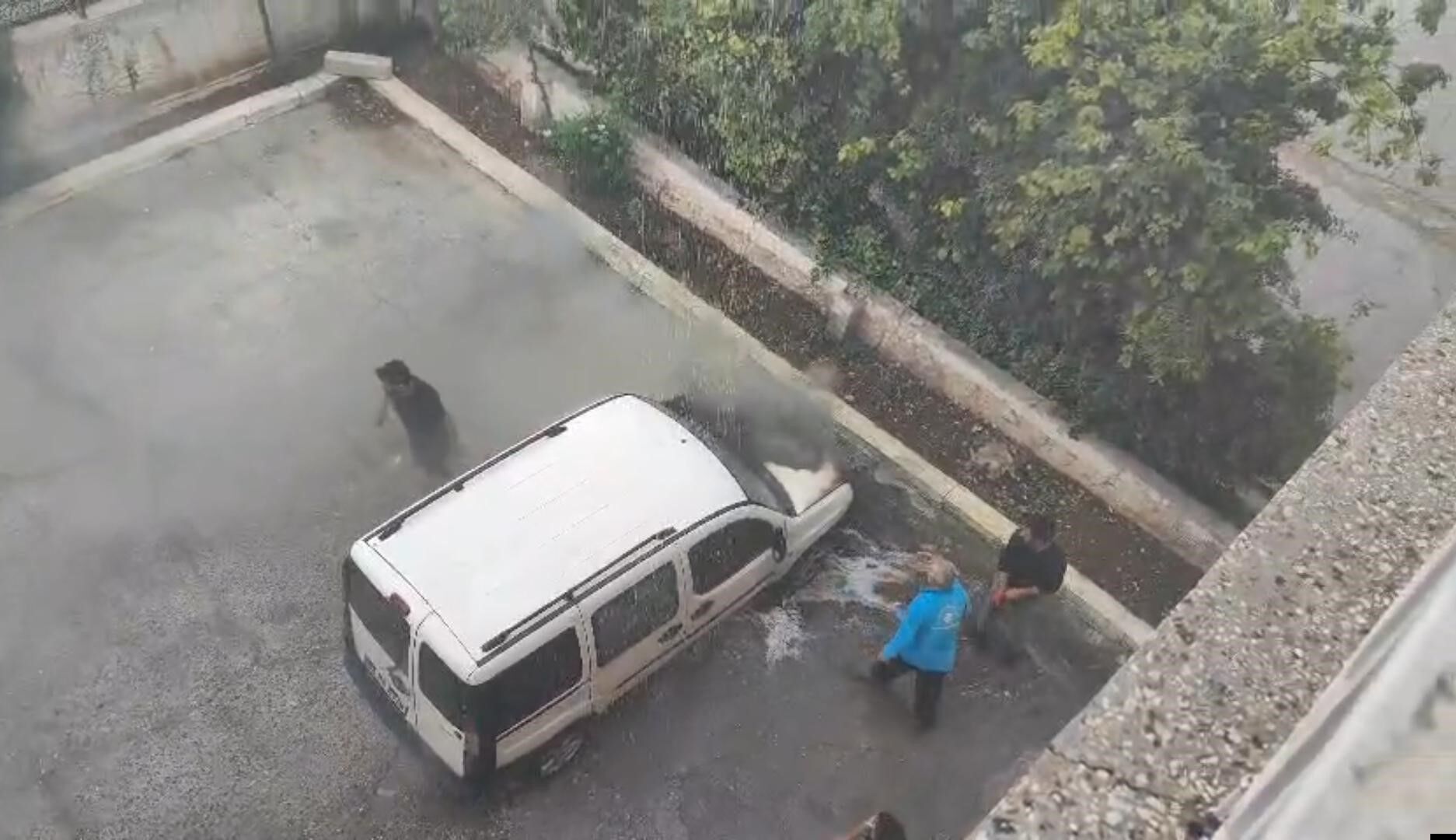 Park halindeki araç alev aldı! Balkondan yangına müdahale etti-1
