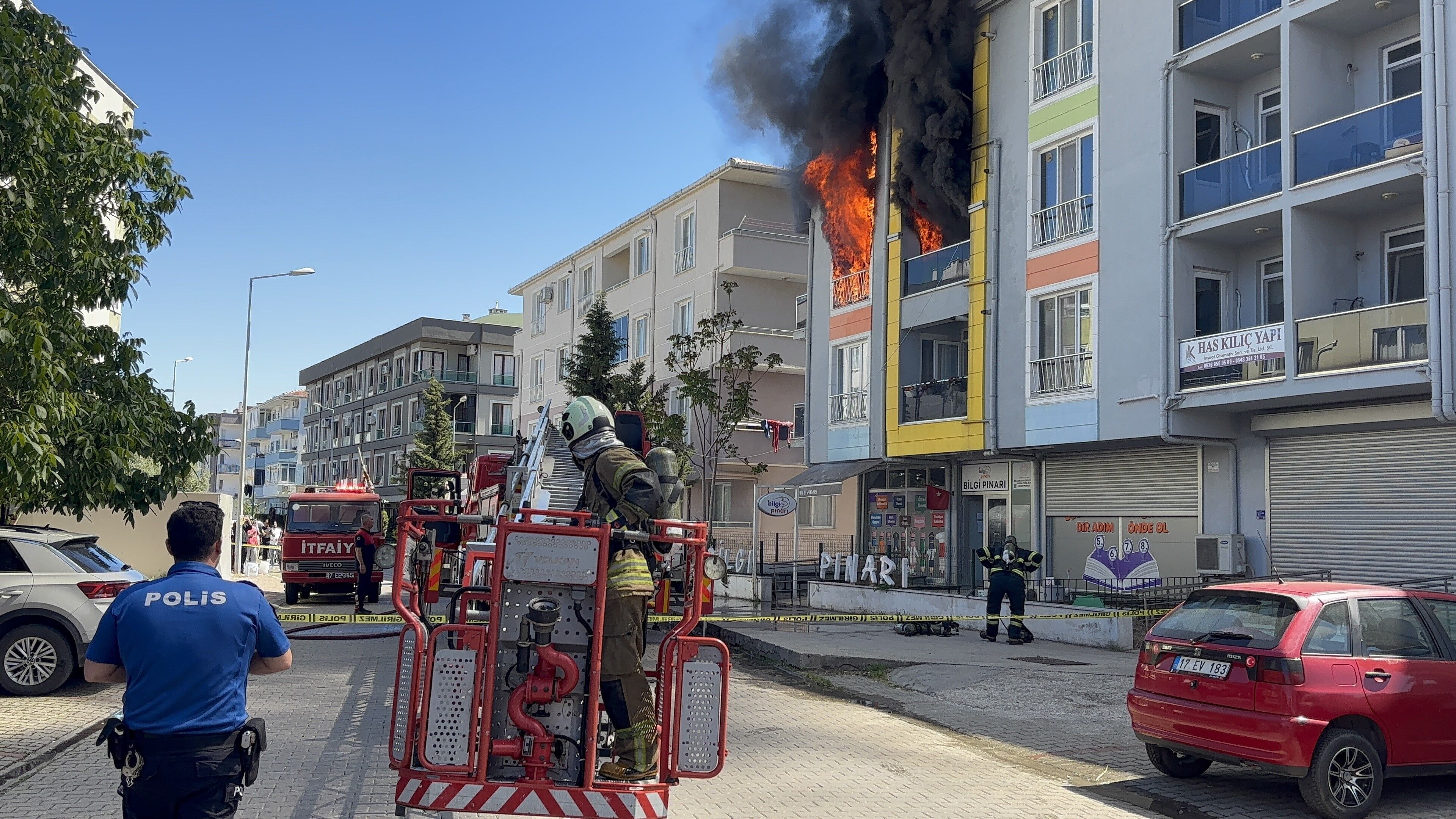 Çanakkale'de 4 katlı binada can pazarı: Alev ve dumanlar arasında kalan kadın sağ salim kurtarıldı-2