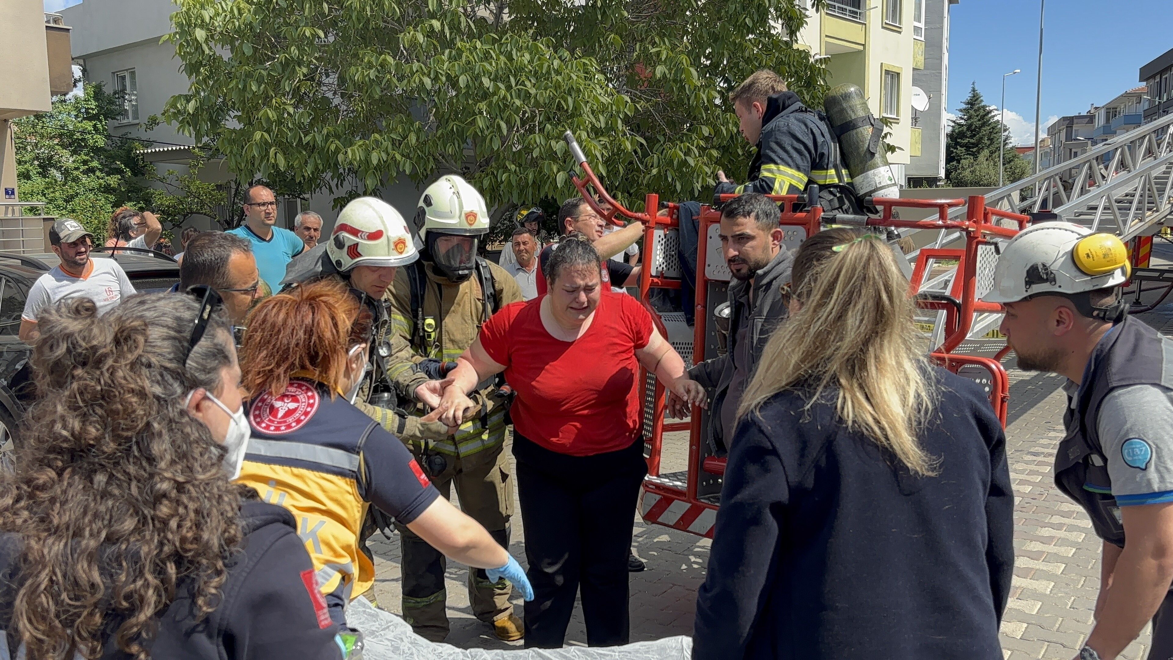 Çanakkale'de 4 katlı binada can pazarı: Alev ve dumanlar arasında kalan kadın sağ salim kurtarıldı-1