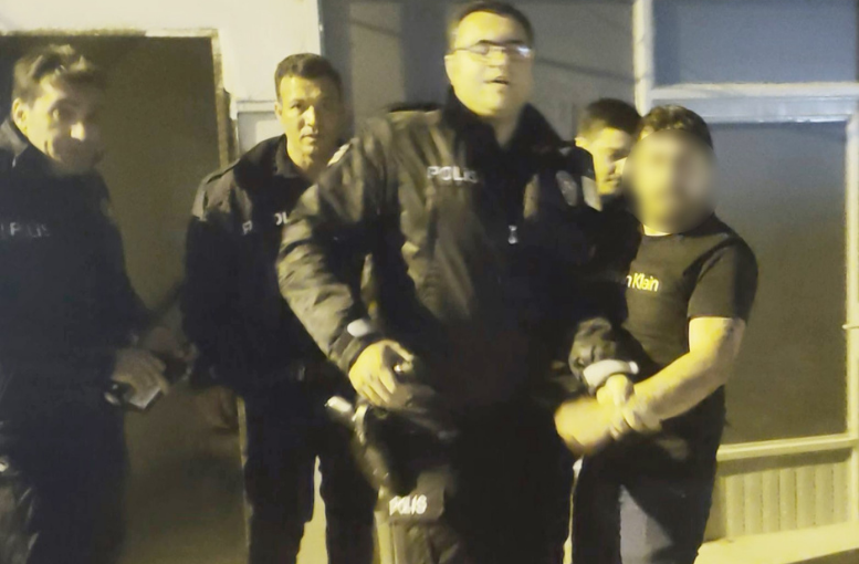 Aksaray’da Dehşet Eski Sevgilisinin Evini Bastı, Kadın Balkondan Atladı (1)
