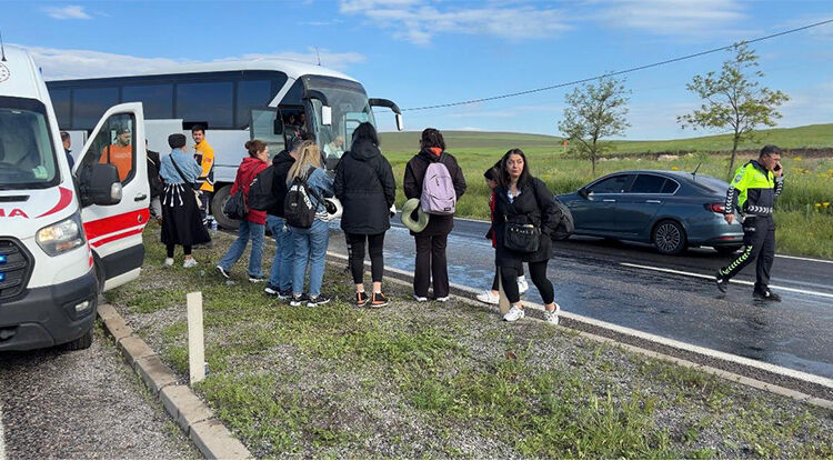 Aksaray’da Tur Otobüsü Refüje Çarptı 1