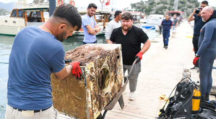 Antalya’da Denizin Dibinden Çıkanlar Pes Dedirtti