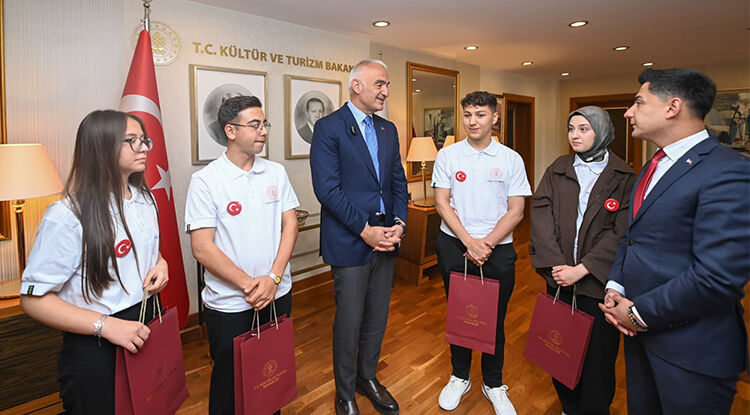 Bakan Ersoy, 19 Mayıs’ta Genç Sanatçıları Bakanlıkta Ağırladı 1