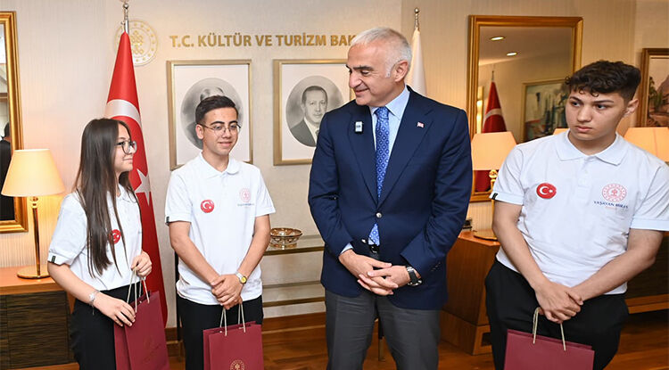 Bakan Ersoy, 19 Mayıs’ta Genç Sanatçıları Bakanlıkta Ağırladı 2