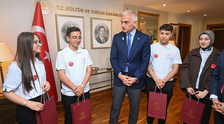 Bakan Ersoy, 19 Mayıs’ta Genç Sanatçıları Bakanlıkta Ağırladı 3