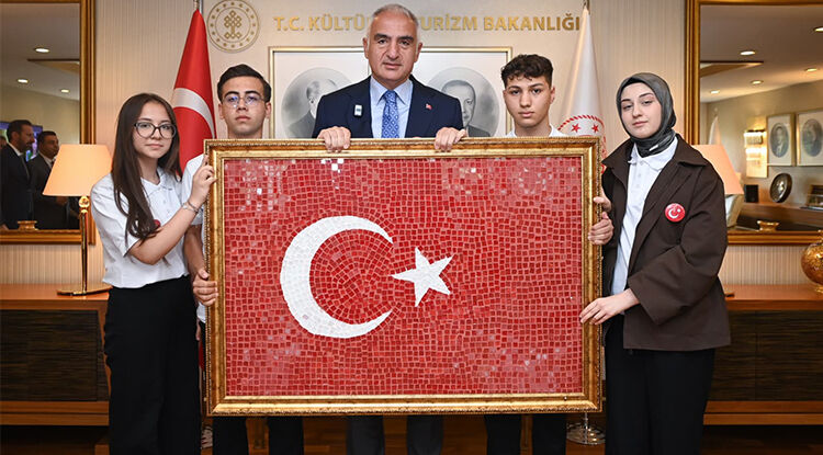 Bakan Ersoy, 19 Mayıs’ta Genç Sanatçıları Bakanlıkta Ağırladı