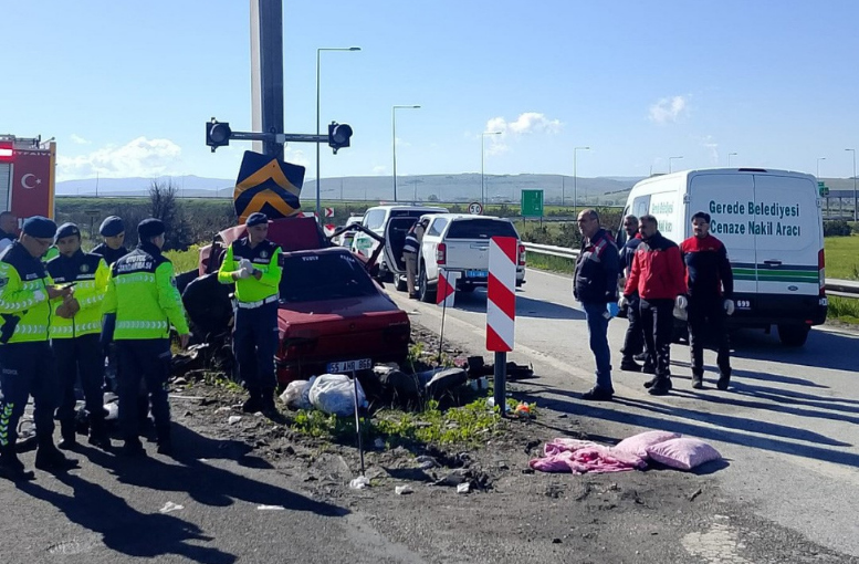 Bolu’da Otomobil Yön Direğine Saplandı 2 Ölü (1)