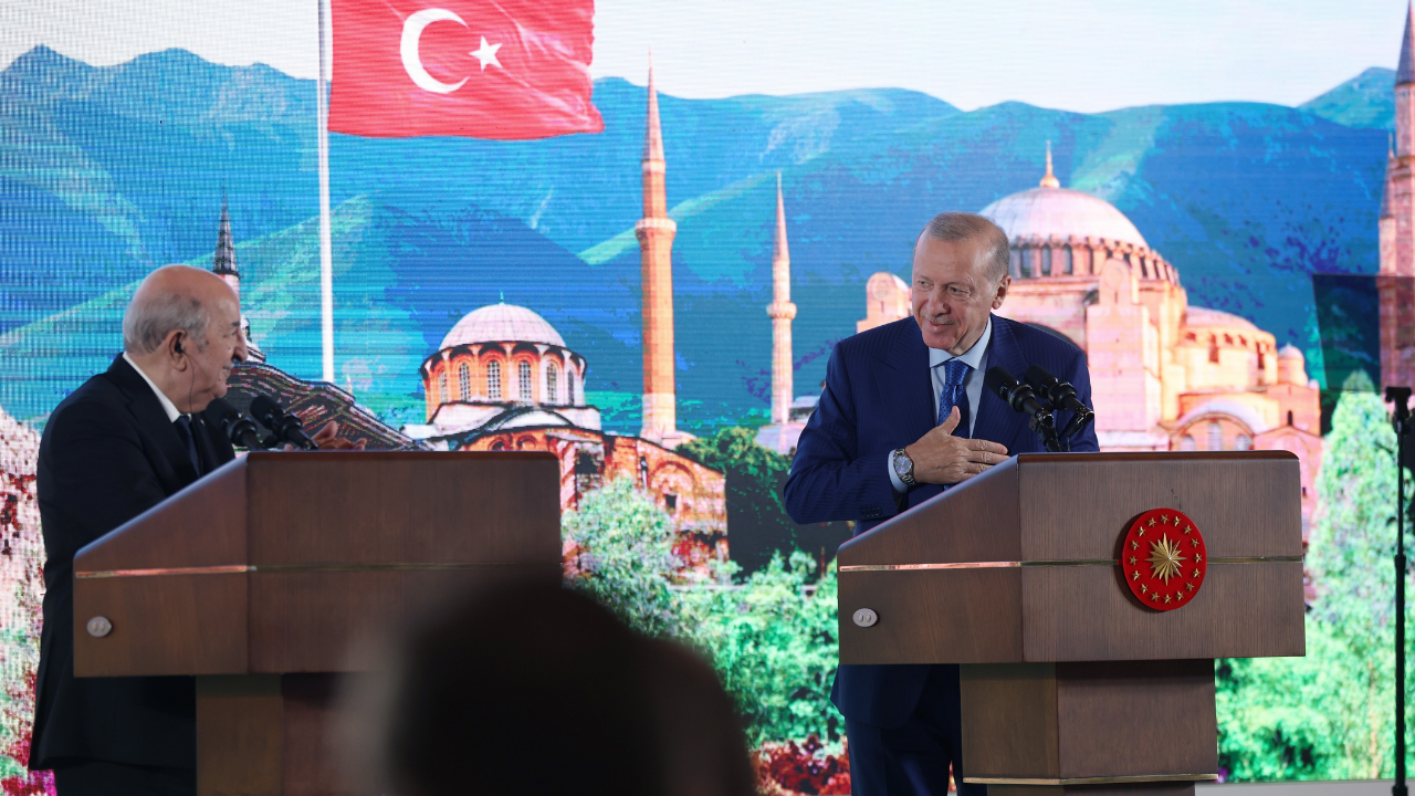 Cezayir Cumhurbaşkanına Devlet Nişanı (2)