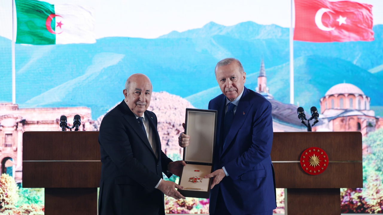Cezayir Cumhurbaşkanına Devlet Nişanı