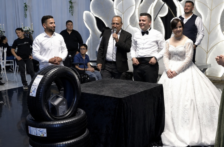 Düğünde Sıra Dışı Takı Damat Için Lastik Ve Motor Yağı Getirdiler (1)