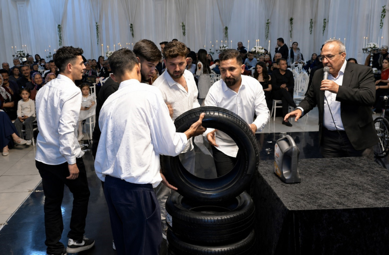Düğünde Sıra Dışı Takı Damat Için Lastik Ve Motor Yağı Getirdiler (2)