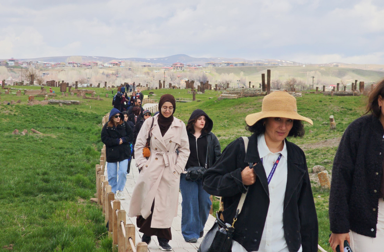 Dünyanın En Büyük Türk İslam Mezarlığı Ahlat’ta Ziyaretçi Hareketliliği (1)