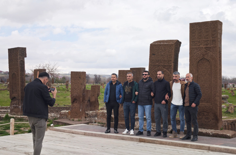 Dünyanın En Büyük Türk İslam Mezarlığı Ahlat’ta Ziyaretçi Hareketliliği (2)