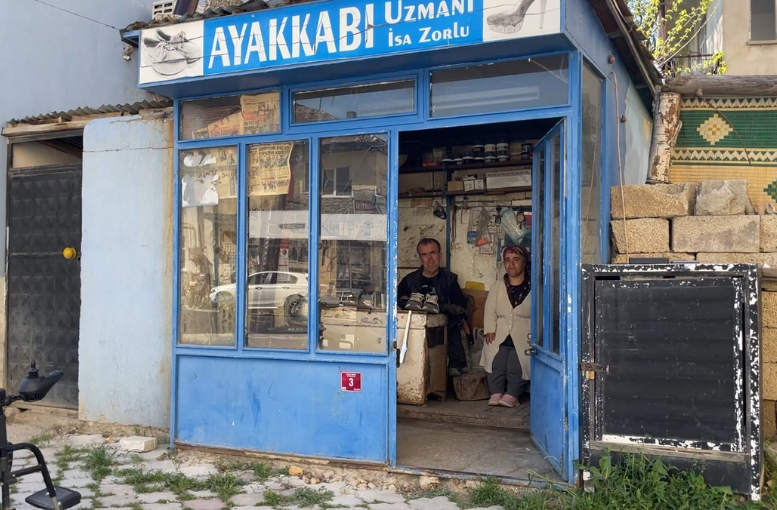 Engellerine Rağmen 50 Yıldır Ayakkabı Tamirciliği Yapıyor (1)