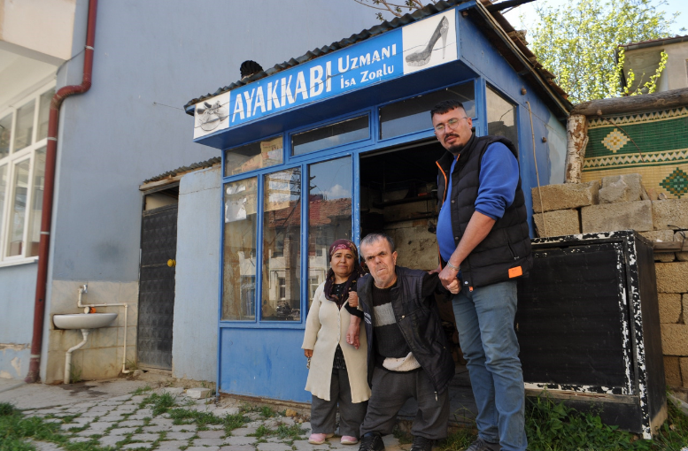 Engellerine Rağmen 50 Yıldır Ayakkabı Tamirciliği Yapıyor (2)