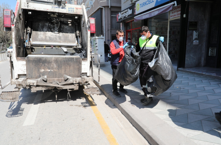 Eskişehir’de Bir Daireden 5 Kamyon Çöp Çıkarıldı (2)