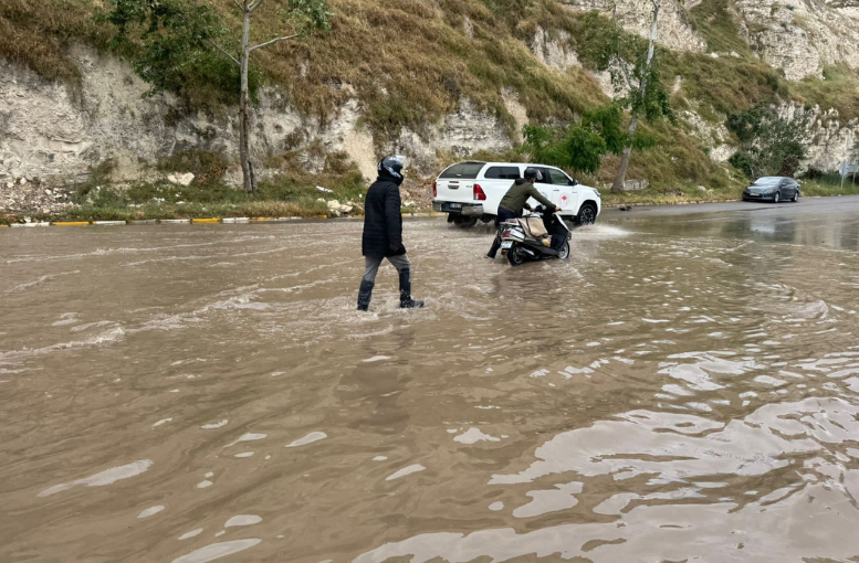 Fırat Nehri’nde Korkutan Manzara Parklar Ve Iş Yerleri Sular Altında (1)