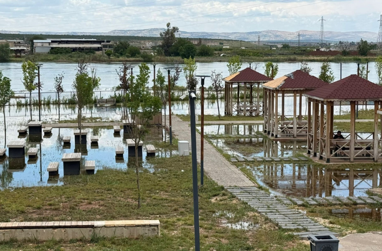 Fırat Nehri’nde Korkutan Manzara Parklar Ve Iş Yerleri Sular Altında (2)