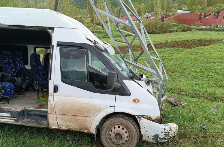Hakkari Şemdinli’de Minibüs Kazası 11 Kişi Yaralandı (1)