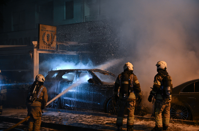 İstanbul Kadıköy’de Oto Galeride Yangın Milyonluk Araçlar Küle Döndü (2)