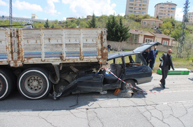 Kayseri’de Kamyon Altına Giren Otomobilde Anne Hayatını Kaybetti, Oğlu Ağır Yaralı (1)