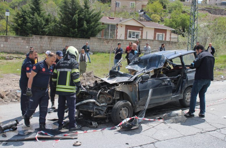Kayseri’de Kamyon Altına Giren Otomobilde Anne Hayatını Kaybetti, Oğlu Ağır Yaralı (2)