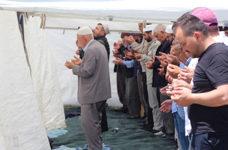 Konya Karapınar’da Şükür Duası Vatandaşlar Yağmur Için Bir Araya Geldi (2)