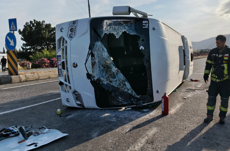 Mersin Silifke’de Öğrenci Servisi Devrildi 17 Yaralı