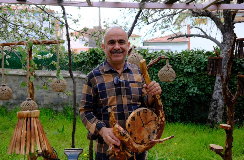 Ormandan Topladığı Ağaçları Sanat Eserine Dönüştürüyor (1)