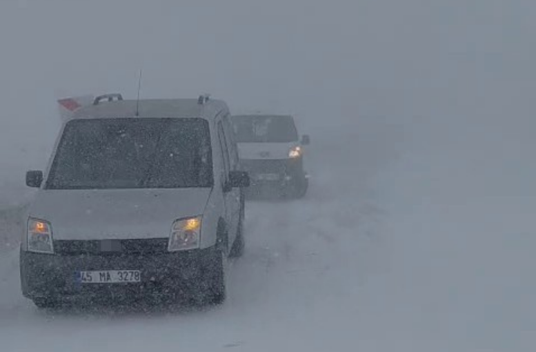 Palandöken Geçidi’nde Kar Ve Tipi Etkili Oldu Sürücüler 3 Saat Mahsur Kaldı (1)-1