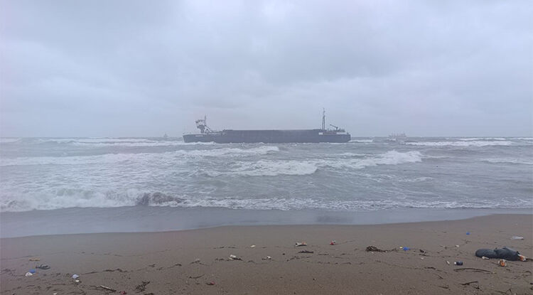 Sakarya'da Kuru Yük Gemisi Karaya Oturdu