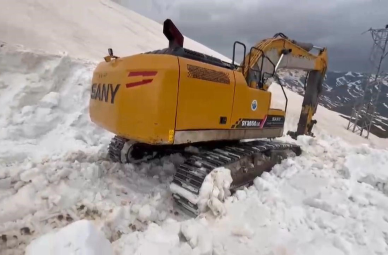 Şırnak’ta 7 Aydır Süren Kar Mesaisi Tünellerle Yol Açılıyor (1)