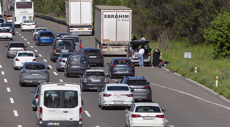 Tatilciler Dönüşe Geçti! Otoyol Ve Kara Yollarında Uzun Yoğunluk Oluştu 2