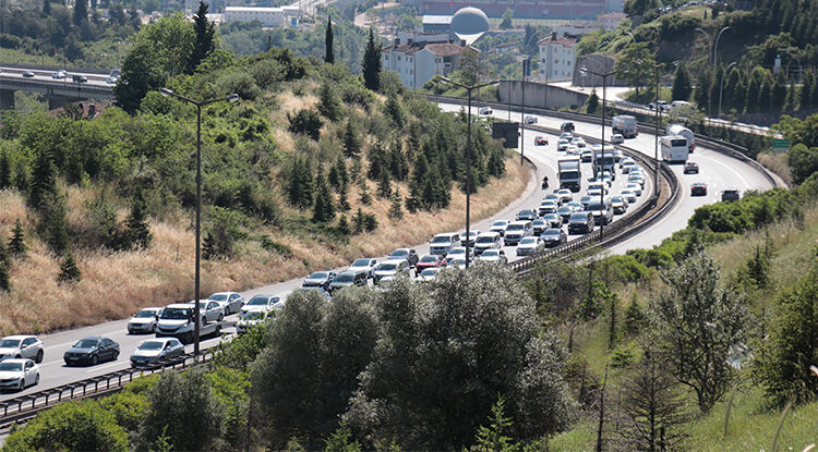 Tatilciler Dönüşe Geçti! Otoyol Ve Kara Yollarında Uzun Yoğunluk Oluştu